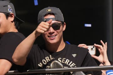 山本由伸、先頭でWS連覇のセレモニーに登壇　シリーズ3勝でMVP…堂々の登場に本拠地大歓声