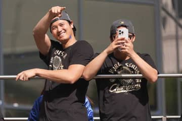 真美子さん、夫・大谷翔平を同乗バスで撮影　急に“真顔”に…カメラマン役こなし仲睦まじく参加