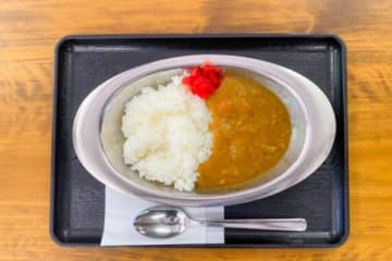 年収1200万円もランチは「350円」社食カレー　「近くに飲食店がない」と語る40代男性