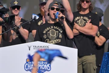 山本由伸が英語スピーチで絶叫「I love Dodgers, I love LA」　WS優勝セレモニーで主役に