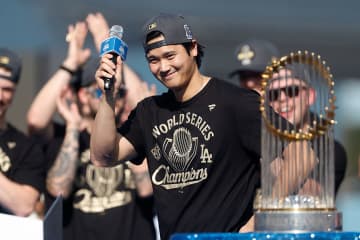 大谷翔平、WS優勝セレモニーで‟3連覇宣言”　山本由伸は感謝の英語スピーチ　24歳誕生日の佐々木朗希は無茶ぶりに苦笑い