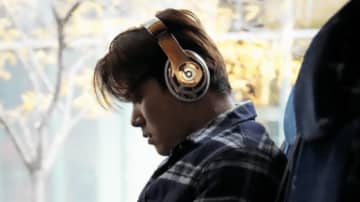 山本由伸、WS第6戦へ移動中に見せた“戦闘モード”にファン熱視線　大谷翔平から贈呈のヘッドホンを装着