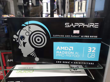 Radeon AI PRO R9700発売、補助電源ケーブルを隠せる白いGeForce RTX 5070 Ti、磁石で固定できる2.4型IPSモニター、振るとNintendo Switch 2が復帰するゲームパッド ほか 秋葉原の気になるニュース（10月27日～11月2日分）