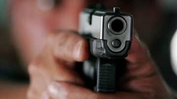 恐怖！世界最高峰リーグの20代スター選手を銃で脅迫した容疑で代理人が逮捕される