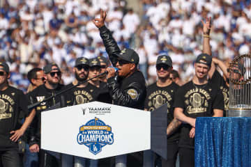 ロバーツ監督 満員のファンの前で絶叫「2連覇より良いものは？（観客『3連覇！』）その通り3連覇だ！ 行くぞ、3連覇だ！」