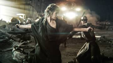 ミラ・ジョヴォヴィッチ、容赦なし！　『ロストランズ』殺気全開の予告＆場面写真一挙解禁