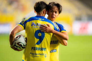 「良いオファーが来ないぞ！」STVV指揮官が日本人MFに説く“ステップアップへの条件”。「質がとてつもなく高い」「仲間のプレーを引き上げるんだ」とベタ褒め【現地発】