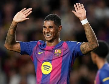 「音えぐ」「また凄いの決めてる」マンU元10番が衝撃弾！大人気解説者も舌を巻く「これがあるからやめられない。中毒性がある」