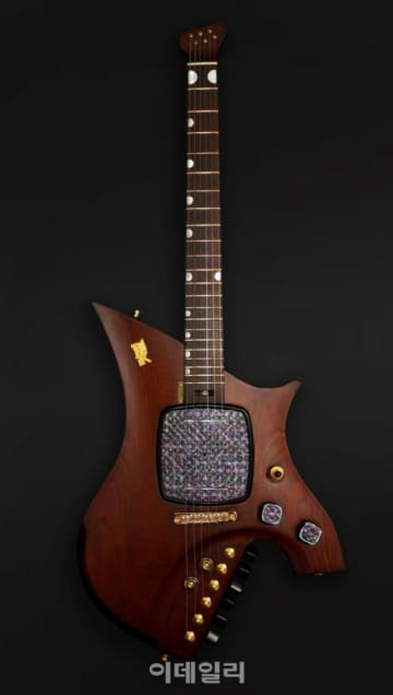 李大統領、ギター愛好家のシンガポールウォン首相にらでん漆塗り装飾ギターをプレゼント