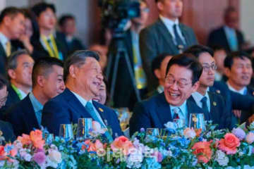 シャオミ製スマートフォンのプレゼントをもらった李大統領が何と答えた？…習近平国家主席が大笑い＝韓国報道