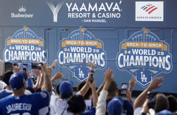 「気になって仕方ない！」ドジャースWS優勝パレード特別バスに衝撃！ 世界的な日本企業広告に視線集中「すげえ目立つ」「見ちゃうわ」