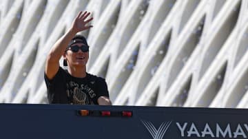 MVP山本由伸がドジャー・スタジアムに先陣切って登場！ LAファン、日本人大興奮「先頭でキターーー!!」「カッコよすぎるだろ」「絵になるなぁ」