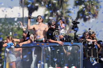 「ロスが大変なことになっています」大谷翔平、山本由伸らドジャース優勝パレード大熱狂！ 日本からも歓喜の声「また今年も観れるとは」