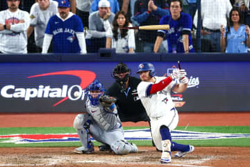 「一枚の写真は千の言葉に値する」ドジャース歓喜の陰で…フィールドに取り残された“折れたバット”の画像が話題！「象徴的だな」「見れば見るほど泣けてくる」