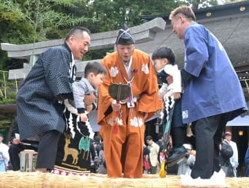 豆力士「のこった、のこった」　子供の成長願い、鹿島神宮で相撲祭　茨城