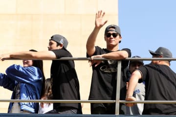 ドジャース・山本由伸 ＷＳ連覇パレードで笑顔満開！　第７戦後のトロフィーめぐり絶妙ジョークも