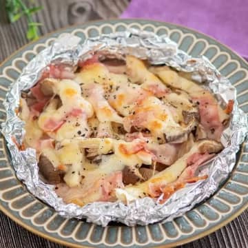 【寒い夜はコレで決まり】「10分でこの満足感！？」「チーズ×ホイルの奇跡」エリンギの神うまレシピ3選