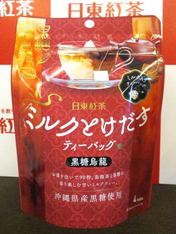 「日東紅茶 ミルクとけだすティーバッグ」から初の黒糖ウーロン茶　嗜好品売場に新規ユーザー呼び込む　CMに「ROIROM」を起用