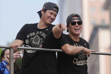 「ショウヘイ、やめなさい笑」　MVP由伸に“悪ガキ”発動、大谷の行動に米笑撃「落ち着け」