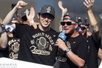 「今日はこの男の誕生日なんだ！」兄貴ロハスが“ラテンのノリ”で佐々木朗希を祝福！ 球場から大歓声も本人は「苦笑い」「無茶振りされてる」