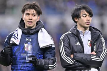 ｢ユニ貰ってる！｣三笘薫×田中碧の“鷺沼兄弟”プレミア再会ショット3連発をブライトン公式が公開！｢眼福だー｣｢ちょっと、最高じゃないですか｣