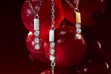 アーカーの25年クリスマスジュエリー、プラチナ煌めく“シャンデリア”着想ネックレス