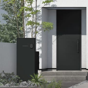 住宅外観と調和し、施工もスマートに　ルシアスシリーズの新宅配ポスト