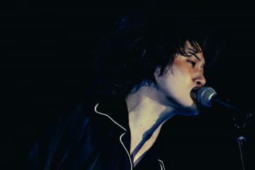 “ライブアーティスト”としての進化を見せた粗品の全国ツアー千秋楽　本編はMCなしのストイックなステージに【ライブレポート】