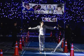 BTS・JIN、ファンコンを盛大に締めくくり　2017年以来の楽曲披露、BTSメンバーサプライズ登場、ARMYへメッセージ