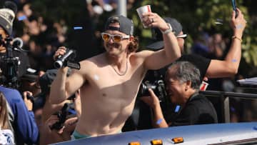 キケが再びカメラマンに　沿道にいるファンや同僚を撮影　前回の開幕シリーズでは大谷翔平や山本由伸のリラックスした様子などをSNSで投稿