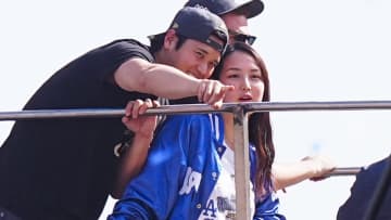 真美子さんが大谷翔平の行動を優しくストップ　何かを見つけ何度も指さした大谷に対し首を振って笑顔で腕に手を添え下げさせる