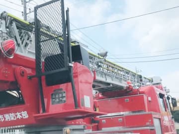 息子死亡か…母は逃げて無事　住宅街の一角、夕方前に自宅が全焼　焼け跡から1人の遺体発見　在宅していたとみられる息子、連絡が取れず