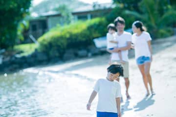 ハワイで目の当たりにした“叱らない育児”に愕然…「1歳の息子が首を絞められた」と憤る日本人ママに対し、ハワイのおばあちゃんがとった行動とは