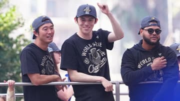 佐々木朗希が照れ笑い　沿道で巻き起こる“ロウキ”コールに自身も恥ずかしそうにこぶしを上げたり下げたり