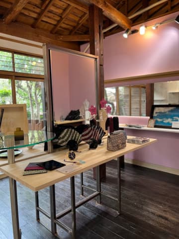 西陣織を現代に。FORTUNA Tokyo、京都の古民家で販売スタート　京都発の和モダンブランドFORTUNA Tokyoが、山科・音羽の古民家ショップ「ŚaKra Japan」で西陣織アイテムの販売を開始。伝統工芸を体感できる空間で、インバウンド需要にも応える。