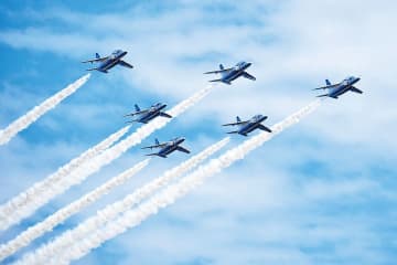 すごい！客26万人“入間航空祭”圧巻　上空にハートマーク、星印が出現　ブルーインパルス急旋回　隊員がパラシュートで降下も　父が操縦士、7歳息子「かっこよかった」