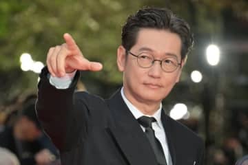 井浦新「髪型がすこ〜しだけ変わったのは気にしないで」激変ヘアスタイルにファン驚き「別人のよう」「ワイルドで素敵」