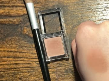 550円のアイテムを足すだけで、アイシャドウの発色が…　「ここまで違うの？」「写真越しでも分かる」