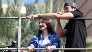 「尊い」「この並びは本当に絵になる」大谷翔平＆真美子さんがそろってパレードを満喫　顔を近づけ会話＆夫の勇姿をスマホで撮影