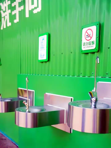 上海ディズニーの水飲み場で子どもの尻を洗う夫婦＝中国ネット「信じられない」