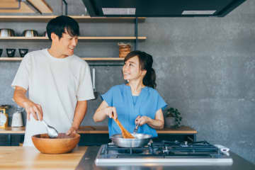 仲良し夫婦に共通する特徴７つ　円満な関係を支える日常の行動とは