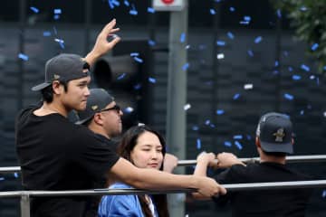 「もうすぐMVPだ…MVP!!」ドジャースの兄貴が大谷翔平のリラックスした表情を超至近距離で独占撮影！ 無邪気なピース、真美子さんは「17」の青ジャケ姿