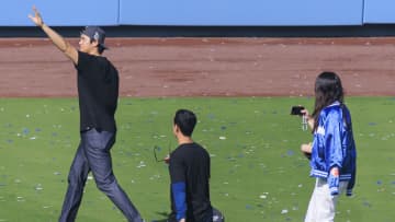 真美子さんが夫の勇姿を間近で撮影　大谷翔平と共にパレードを満喫　いたずらっ子っぽい笑みなど多彩な表情を激写