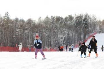 中国最北のスキー場で初滑り、今冬の氷雪観光が幕開け