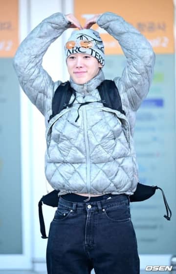 【PHOTO】ウォノ、海外スケジュールのためアメリカへ出国…笑顔でポーズ