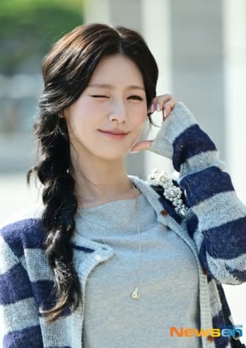 【PHOTO】i-dle ミヨン、ラジオ出演のため放送局へ…キュートなポーズで挨拶