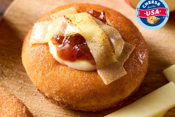 クリスピー・クリーム・プレミアム秋の新作、“シナモン香る”アップルパイドーナツに炙りチーズをオン