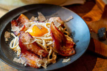 トリュフ香る！【恵比寿 CASCINA】濃厚カルボナーラに厚切りイベリコ豚ベーコンが降臨！11/16までの特別価格で味わおう！