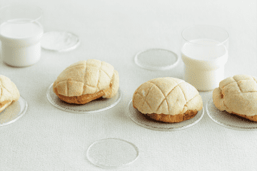 ロールパンにビスケット生地をかぶせて焼くだけ！ おうちで「簡単メロンパン」の作り方【こどもおやつ】