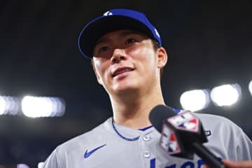 「日本で売って欲しい」山本由伸のドジャース限定ジャケットにLA記者＆ファンから羨望のまなざし「一般販売されるかわからないけど、とにかくヤバイ！」
